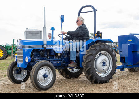 Haselbury Plucknett.Somerset.Royaume-Uni.18 août 2019.Un vintage Leyland le tracteur est conduit à un événement hiers famring Banque D'Images