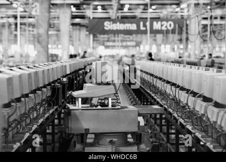 Dans l'usine Olivetti d'Ivrea (Italie), la production d'ordinateurs personnels (année 1984) Banque D'Images