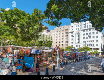 Les étals de marché dans la ville historique de Greenmarket Square, Cape Town, Western Cape, Afrique du Sud Banque D'Images