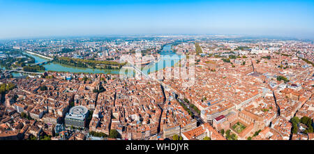 Toulouse et la Garonne vue panoramique aérienne. Toulouse est la capitale de la Haute Garonne département et région d'Occitanie en France. Banque D'Images