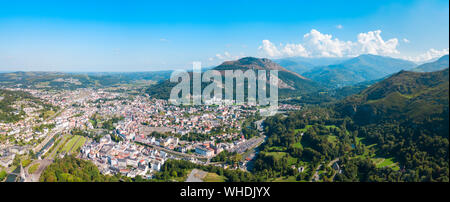 Vue panoramique aérienne lourdes. Lourdes est une petite ville située au pied des Pyrénées. Banque D'Images