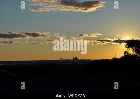 Vue de l'atterrissage d'un aéronef à Perth au coucher du soleil d'Whistlepipe Gully à pied, Parc Régional de Mundy, Kalamunda, Western Australia, Australia Banque D'Images