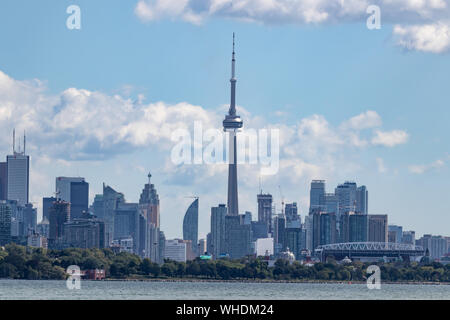 La Tour CN et les édifices environnants du centre-ville de Toronto, à une distance de l'autre côté du lac Ontario. Banque D'Images