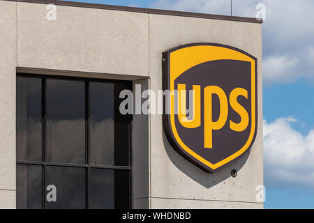 Logo du Service des colis Unis (UPS) au sommet de leur édifice à l'aéroport international de Hamilton. Banque D'Images