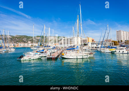 Les yachts et les bateaux dans le port de Toulon Côte d'Azur Provence en France sothern Banque D'Images