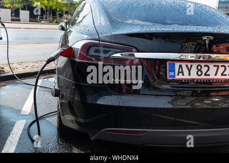 Copenhague, Danemark - Août 27, 2019 : voiture électrique Tesla Model S recharge des batteries à un point de recharge dans une rue de Copenhague, Danemark Banque D'Images