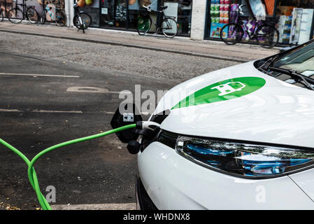 Copenhague, Danemark - Août 27, 2019 : voiture électrique recharge des batteries à un point de recharge dans une rue de Copenhague, Danemark Banque D'Images