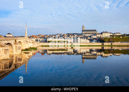 Loire Valley et la ville de Blois vue panoramique aérienne en France Banque D'Images