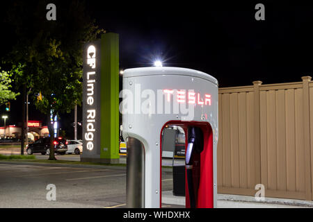 Le Superchargeur Tesla s'allume la nuit. Banque D'Images