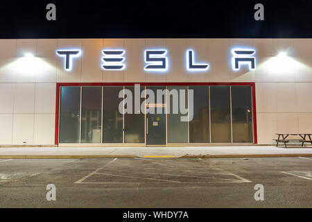 Logo Tesla à l'arrière d'une concession Tesla à Oakville, en Ontario, éclairé la nuit. Banque D'Images