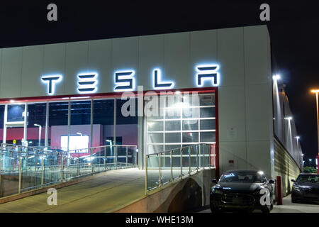 Entrée au garage de la concession Tesla la la nuit. Banque D'Images