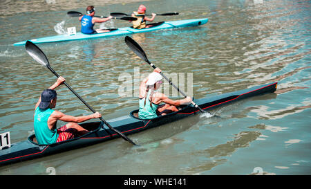 Équipe d'un jeune homme et femme sur l'athlète rowing kayak sur le lac pendant la compétition Banque D'Images