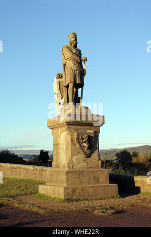 Statue de Weatherworn roi écossais Robert the Bruce au château de Stirling en Écosse Banque D'Images