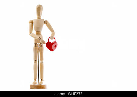 Figure jouet en bois avec un gros cœur rouge dans ses mains sur fond blanc Banque D'Images