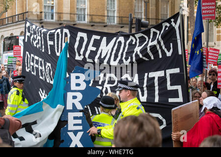 Londres 2 septembre 2019 manifestants devant Downing Street pendant l'annonce de Boris Johnson sur Brexit. Ian crédit DavidsonAlamy Live News Banque D'Images