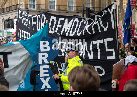 Londres 2 septembre 2019 manifestants devant Downing Street pendant l'annonce de Boris Johnson sur Brexit. Ian crédit DavidsonAlamy Live News Banque D'Images