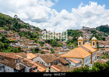 Vue sur les toits de la vieille ville minière coloniale d'Ouro Preto au Brésil Banque D'Images