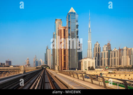 Métro de Dubaï d'une voie de chemin de fer et les toits de la ville de Dubaï aux Émirats Banque D'Images