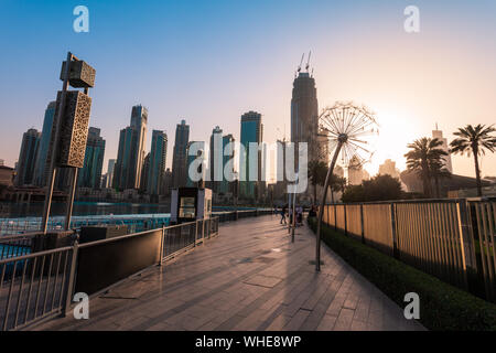 Promenade près de la tour Burj Khalifa et le Dubai Mall à Dubaï en Émirats Arabes Unis Banque D'Images