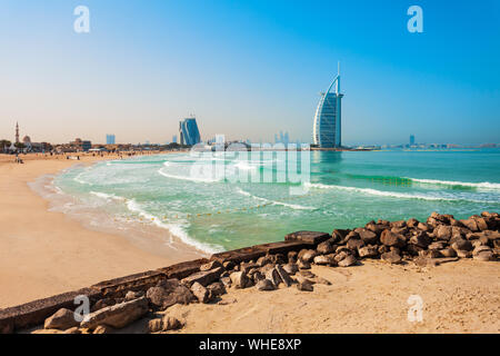 L'hôtel de luxe Burj Al Arab et la plage publique de Jumeirah à Dubaï aux Émirats Banque D'Images