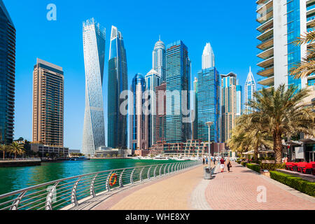 La Marina de Dubaï est un canal artificiel et un quartier de la ville de Dubaï aux Émirats Banque D'Images