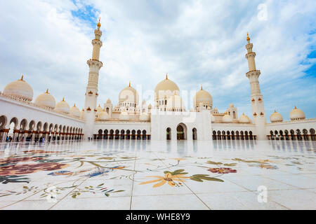 La Grande Mosquée Sheikh Zayed est la plus grande mosquée des Émirats arabes unis, Abu Dhabi situé dans la capitale des Emirats Arabes Unis Banque D'Images