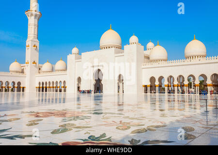 La Grande Mosquée Sheikh Zayed est la plus grande mosquée des Émirats arabes unis, Abu Dhabi situé dans la capitale des Emirats Arabes Unis Banque D'Images