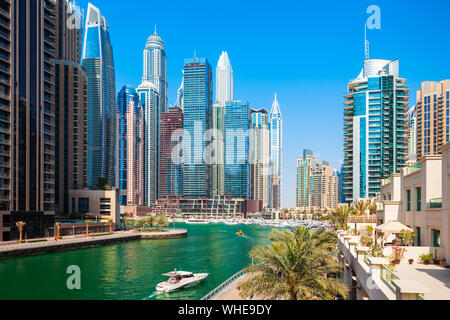 La Marina de Dubaï est un canal artificiel et un quartier de la ville de Dubaï aux Émirats Banque D'Images