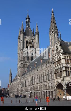 Ypres / Ieper Cloth Hall (Lakenhalle) sur la place du marché, Flandre Banque D'Images