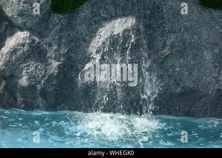 Rock gris avec cascade close up image. Chutes d'eau avec des touches et de la mousse Banque D'Images