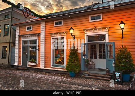 Porvoo, Finlande - le 25 décembre 2018 : rue de la vieille ville cadeaux avec décorations de Noël et des lanternes de la rue de nice. Banque D'Images