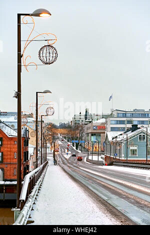 Porvoo, Finlande - le 25 décembre 2018 : le pont de la vieille ville avec des décorations de Noël et de belles lanternes de la rue. Banque D'Images