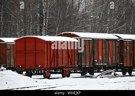 Old vintage en bois rouge mail post box dans le village rural en hiver. Banque D'Images