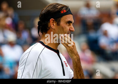 New York, USA. 06Th Sep 2019. La Suisse de Roger Federer joue au cours de la quatrième série Men's match simple contre David Goffin de la Belgique au jour 7 de l'US Open 2019 à l'USTA Billie Jean King National Tennis Center sur Septembre 01, 2019 dans Queens Borough de la ville de New York. Agence Photo crédit : indépendante/Alamy Live News Banque D'Images