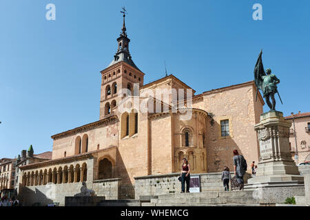 SEGOVIA, ESPAGNE - 25 avril 2018 : vue sur l'église de San Martin et le Monument à Juan Bravo à Ségovie. Banque D'Images