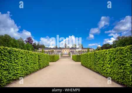 Une vue extérieure de la galerie de photo dans le parc du palais de Sanssouci à Potsdam, en Allemagne. Banque D'Images