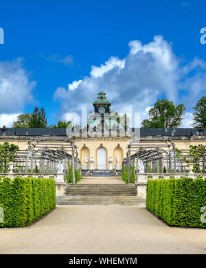 Une vue extérieure de la galerie de photo dans le parc du palais de Sanssouci à Potsdam, en Allemagne. Banque D'Images