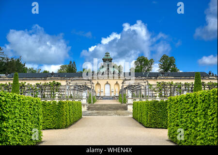 Une vue extérieure de la galerie de photo dans le parc du palais de Sanssouci à Potsdam, en Allemagne. Banque D'Images