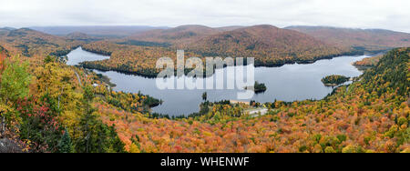 Le Parc National du Mont-Tremblant vue panoramique aux couleurs de l'automne, au Québec, Canada. Banque D'Images