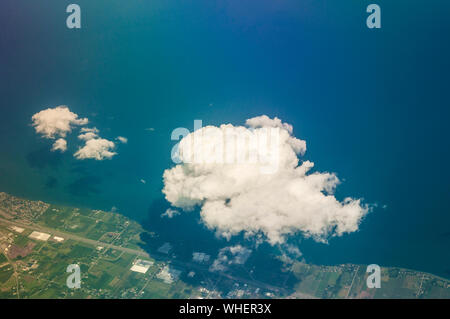 Des nuages doux au-dessus de l'océan Atlantique lors d'une journée de ciel bleu en été. Photographié depuis un siège de vol commercial classique. 35000 mètres. Banque D'Images