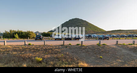 AJACCIO, Corse, France - 16 juillet 2019 : parking de voitures à proximité de la tour génoise en ruine surplombant l'archipel des Sanguinaires avec lig Banque D'Images