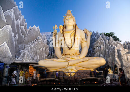 Seigneur Shiva statue au temple de Shiva Shivoham, situé dans la ville de Bangalore au Karnataka, Inde Banque D'Images