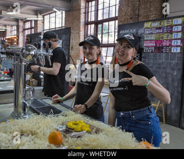 Kiev, UKRAINE - le 18 mai 2019 : barmaids travaillent à Happy-Hop brewery stand pendant le Festival de la bière de Kiev 4 vol. in Art Zavod Platforma. Plus de 60 embarcations b Banque D'Images