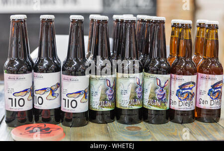 Kiev, UKRAINE - le 18 mai 2019 : Lapin blanc Craft Beer bottles brewery art libre au stand lors de la fête de la bière de Kiev dans l'Art Zavod Platforma. Plus de Banque D'Images