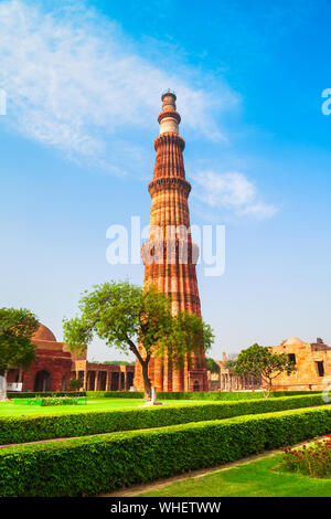 Ou Qutb Minar Qûtb Minâr ou Qutab est un minaret de 73 mètres de tour à Delhi, Inde Banque D'Images