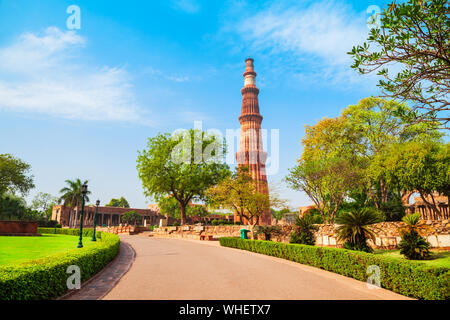 Ou Qutb Minar Qûtb Minâr ou Qutab est un minaret de 73 mètres de tour à Delhi, Inde Banque D'Images