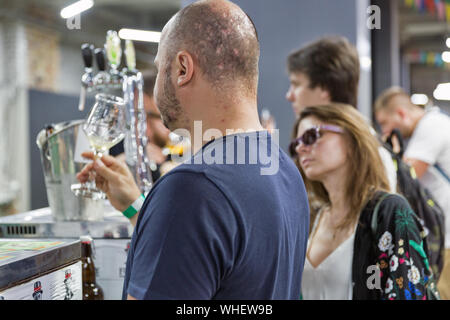 Kiev, UKRAINE - le 18 mai 2019 : personnes visitent vendredi craft brewery stand lors de la fête de la bière de Kiev 4 vol. in Art Zavod Platforma. Plus de 60 bières artisanales d'art. Banque D'Images