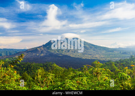 Le mont Batur est un volcan actif situé au centre de l'île de Bali en Indonésie Banque D'Images