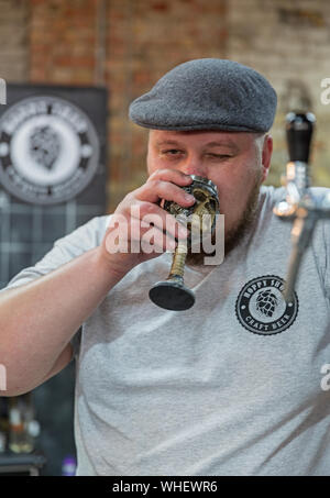 Kiev, UKRAINE - le 18 mai 2019 : boissons bière artisanale de barman coupe fer à Kiev Beer Festival vol.4 dans l'Art Zavod Platforma. Plus de 60 embarcations être Banque D'Images