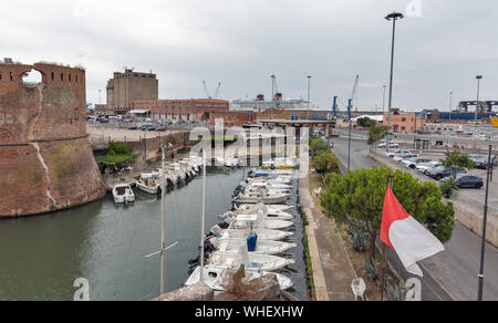 LIVORNO, ITALIE - 11 juillet 2019 : avec le port et ses bateaux amarrés en face de l'ancienne forteresse. Livourne est une ville sur la mer ligurienne avec l'un des t Banque D'Images